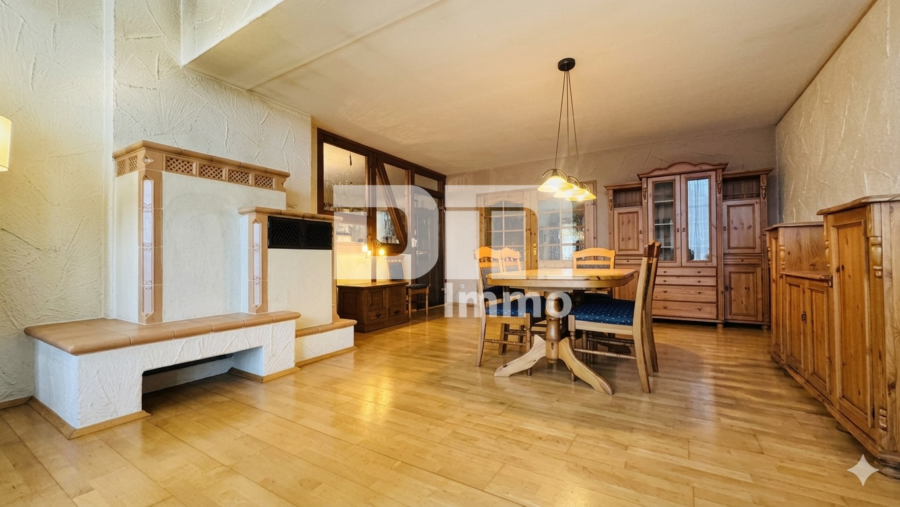 Altengerechtes Wohnen mit Charme: Großzügiger Bungalow auf großem Grundstück + Nebengebäude - Wohn / Essbereich halboffen mit Kachelofen